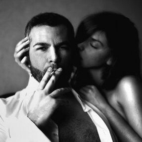 femme et homme brutal qui a agrandi son pénis