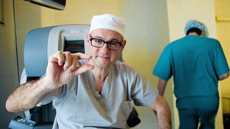 le médecin montre à un petit pénis comment l'agrandir avec une pompe