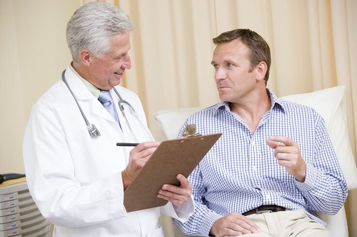 médecin et patient avant la chirurgie d'agrandissement du pénis